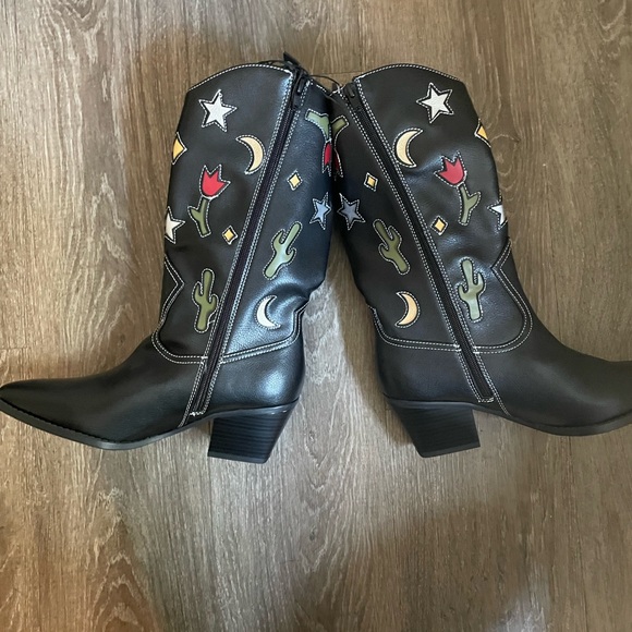 Black Western Embroidered Boots - Picture 9 of 11